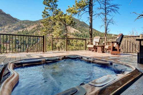 Scenic 4BR Cabin with Hot Tub Sauna Sleeps 10