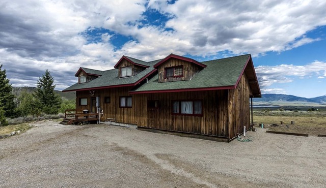 Scenic Cabin with Wildlife Views Near Madison River, Ennis, Montana