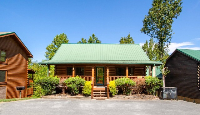Scenic Smoky Mountains Cabin w/Deck, Arcade & Cozy Fire