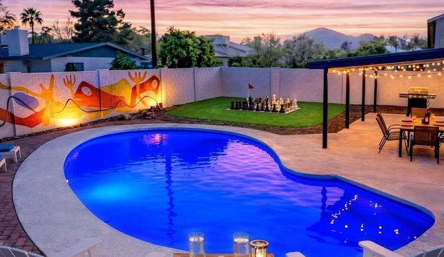 Scottsdale Pool Home, Putting Green, Giant Chess & Shuffleboard Walk to Coffee