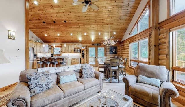 Secluded home with amazing mountain & lake views, deck, fireplace, & WiFi