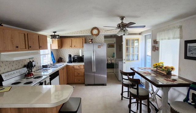 Serene two bedroom mobile home with AC in Murphy, ID. Outdoor recreation galore!