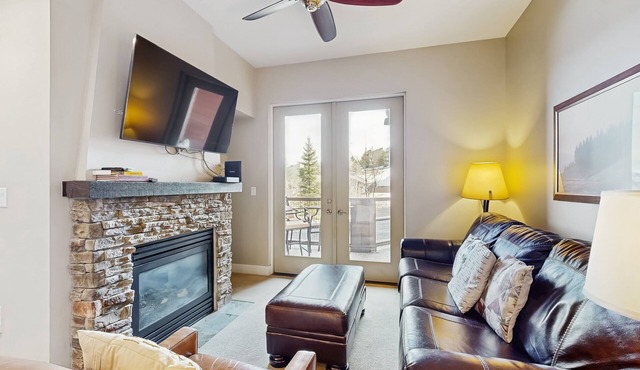 Ski-in/ski-out condo w/gas fireplace, shared hot tub/pool, & mountain views