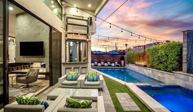 Sleeps 12/Walk to Old Town/Pool/Spa/Patio Misting