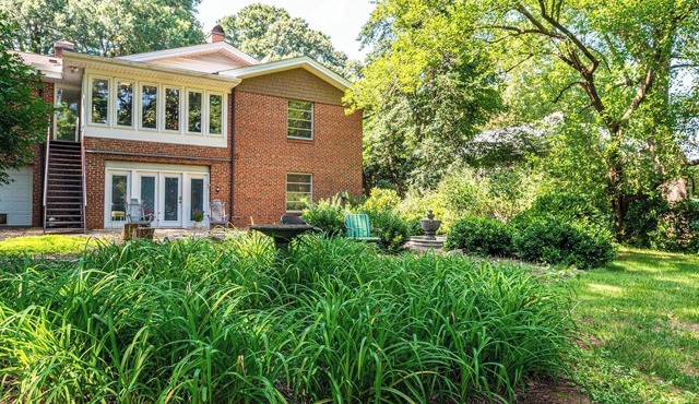 Spacious 2-bedroom apartment in historic Hickory neighborhood