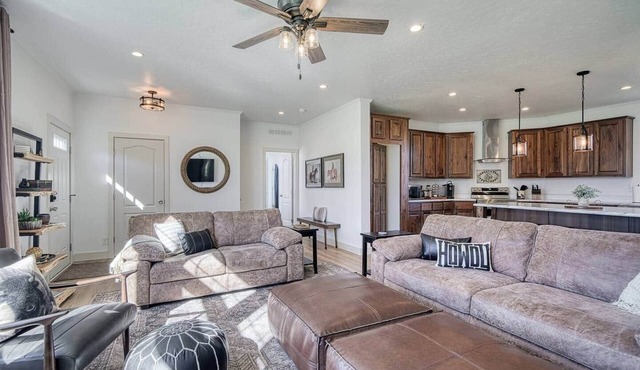 Spacious 3 King Beds A/C Views EV