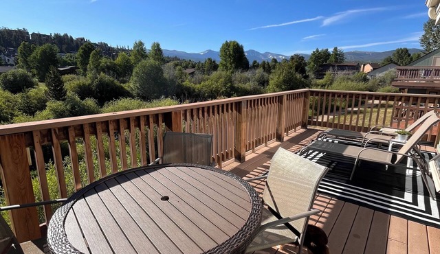 Spacious, 4BR Group Retreat , Fireplace, Deck with Views, RMNP