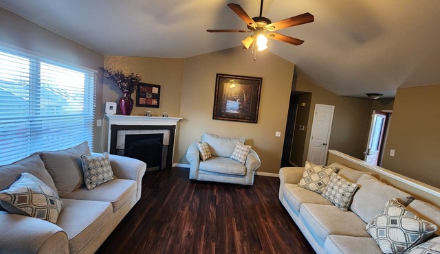 Spacious 5-bedroom house in beautiful Greeley with AC, WiFi