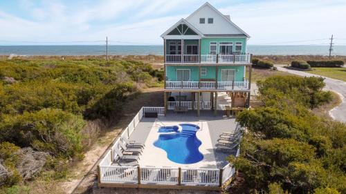 Spacious 8-bedroom oceanview house in North Topsail Beach, perfect for gatherings!