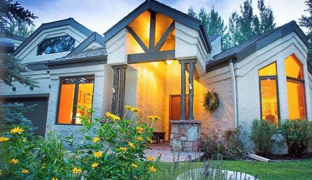 Spacious Luxe 5BR—Ski Shuttle & walk to lift, 2 living room, game & movie room