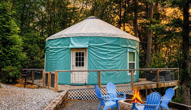 Starlight Yurt- A Romantic Stay w/Hot Tub Views