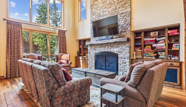 Stay at Friendly Fox Chalet, a large pet friendly home in a great location-Hot Tub!
