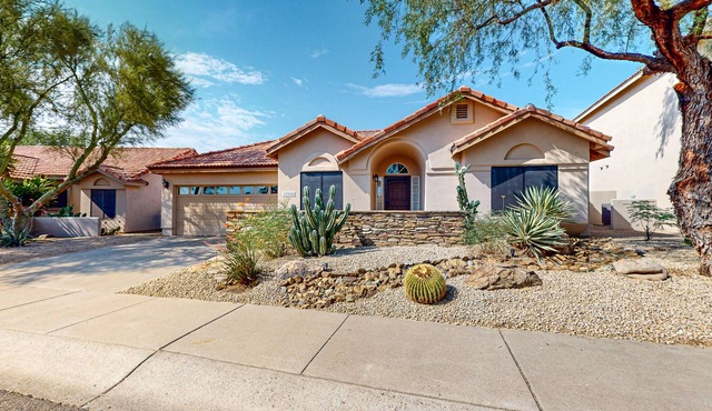 Step-free, dog-friendly home with pool, hot tub & grill