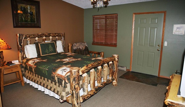 Studio with Full Kitchen, Queen bed, Patio with Personal Grill