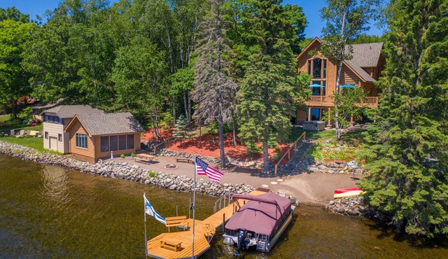 Stunning log home on Pike Lake with many amenities. Perfect for larger groups