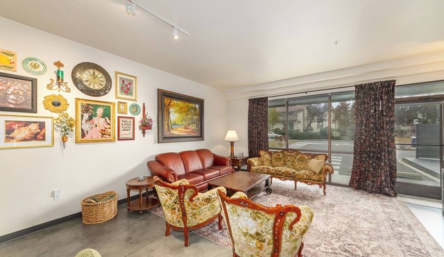 Stylish South Hill Retreat, Queen Bed and Sofa Sleeper, Full Kitchen, Parking