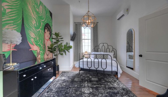 Sugars Inn Room 2 Boutique Hotel One Mile to Beach