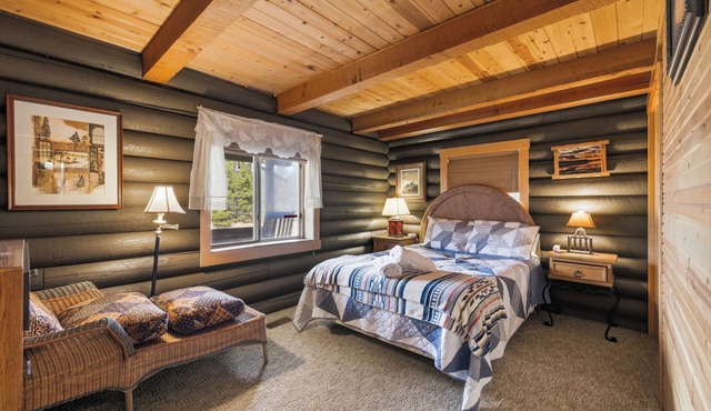 Sunriver Riverfront Log Cabin With Hot Tub