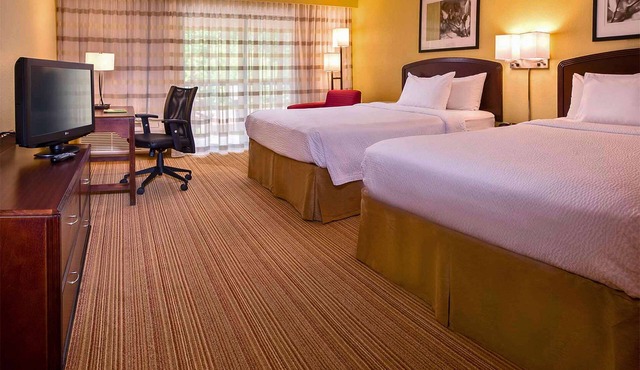 Super Value Accommodations! 4 Units W/FREE Parking, Pets Allowed, Pool!