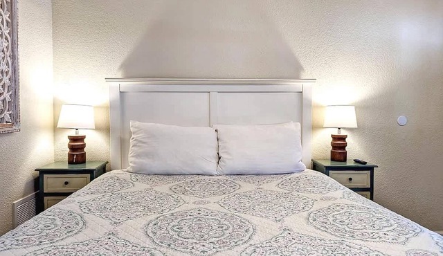The Fountain Creek Inn | Treetop Queen | #202