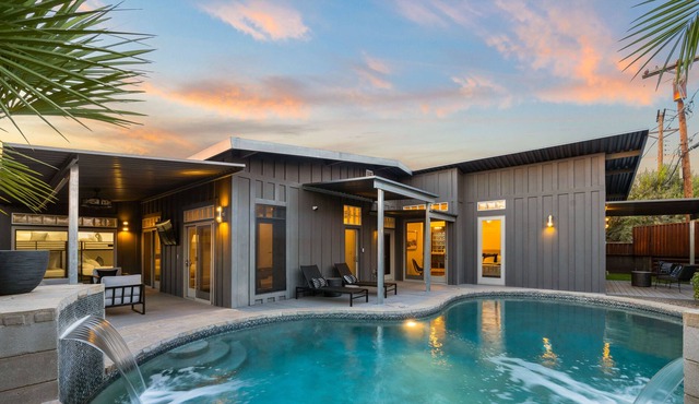 The Modern* Your Own Private Resort, Minutes from Old Town, Wet Bar, Waterfalls