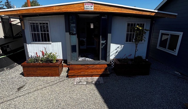 Tiny home available in Algona Pacific. Right off of 167 close to amenities.