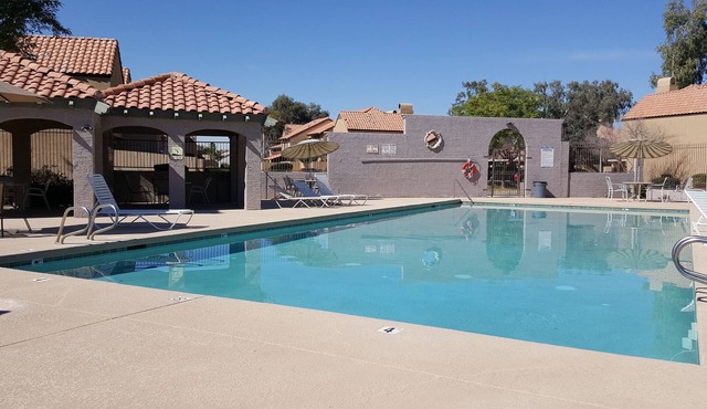 Townhouse in quiet community w/pool, close to U Phx stadium & spring trainings