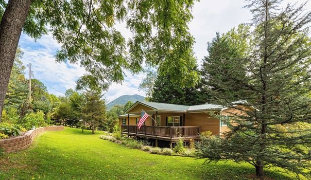 Tuckaseegee Riverfront Cabin. Trout fishing, Tubing, Firepit, Near Sylva