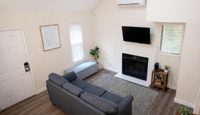 Two Bedroom Loft, King Beds, Down Town Convenience
