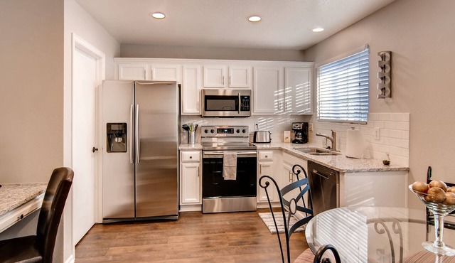 ★Updated Home★ 20min to Denver, back patio w/gas firepit, pet friendly