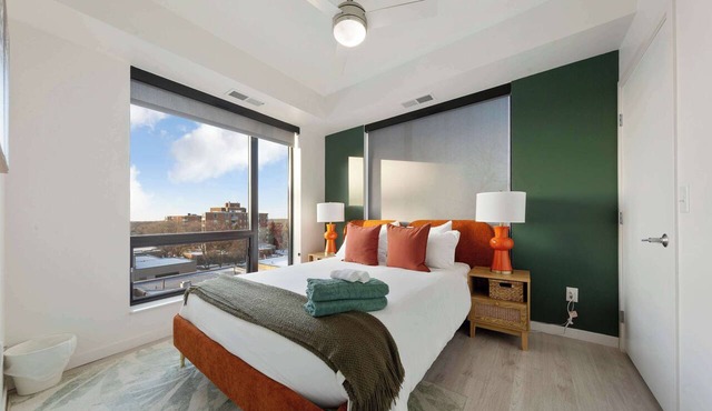 Uptown Penthouse-Floor Apt | Queen Bed | Rooftop