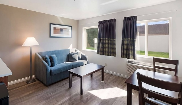 Vacation Day Is Always A Great Idea! Spacious unit to Enjoy! Free Parking!