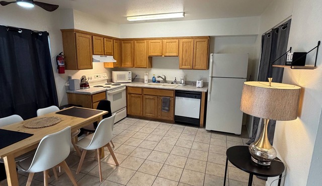 Vacation Home Cute 3 bed 1 bath with PLENTY OF PARKING. Cardinals Stadium