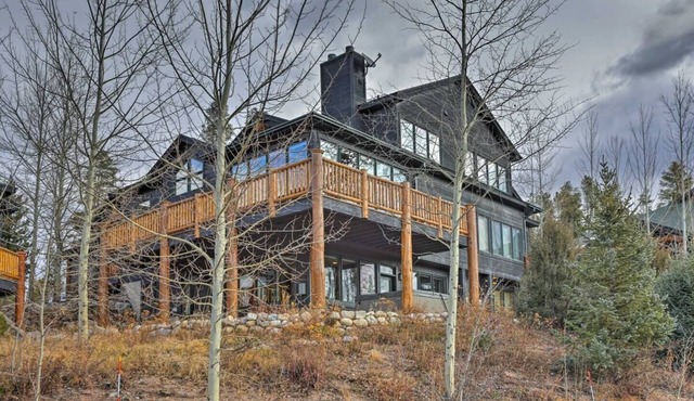 Views! 3 family rooms, 2 master suites, Hot Tub!