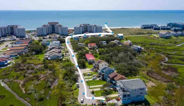 WALKING DISTANCE FROM BEACH W VIEWS. DOG FRIENDLY