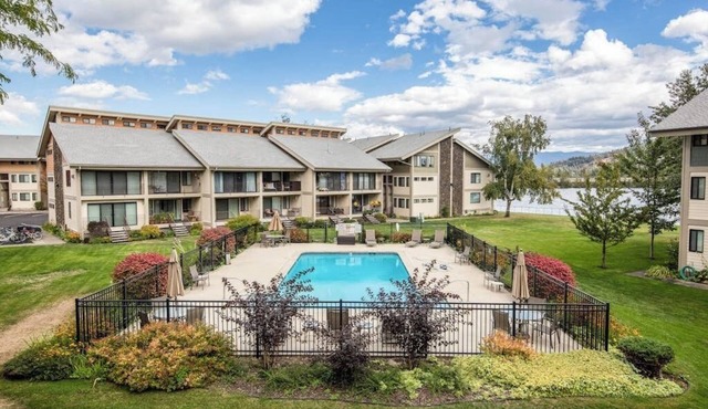 Waterfront condo w/complimentary boat slip, shared pool, & sports courts
