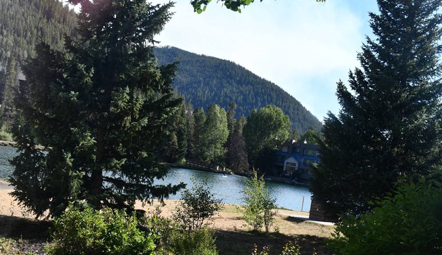 Waterfront Escape Surrounded by Nature & Mtns. Min from Golf. 2BR/2BA Prv Patio