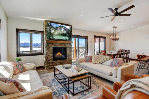 Waterside Mountain Villa 8B I Private Hot Tub I Great Views I Activity Program
