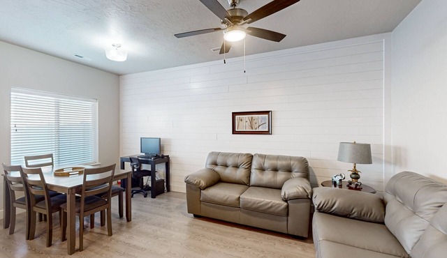 Welcoming end-row townhouse with mtn views, wifi + dog friendly