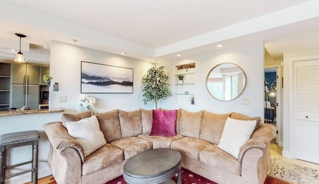 Wonderful Condo Close to Sugarbush Resort with Pool & WiFi