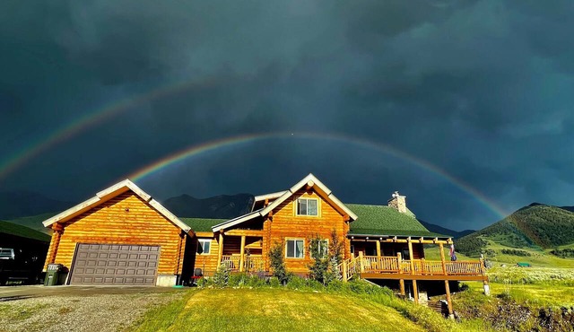 Yellowstone National Park Getaway – Luxury Log Cabin Home Near Madison River