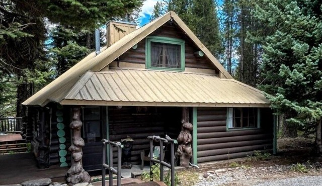 Yellowstone's Cozy Authentic Log Cabin 3 Bathrooms