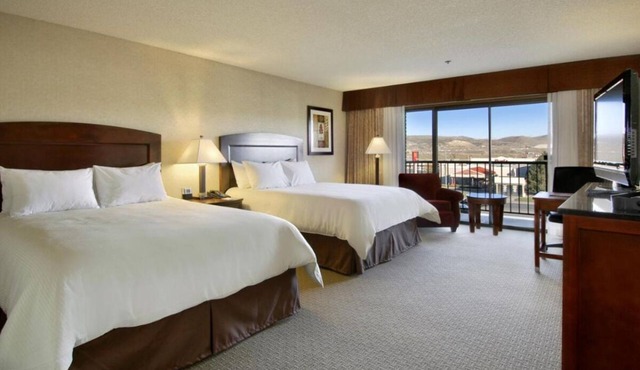 Your Relaxing Getaway Awaits! Outdoor Pool, FREE Parking, Pets Allowed!