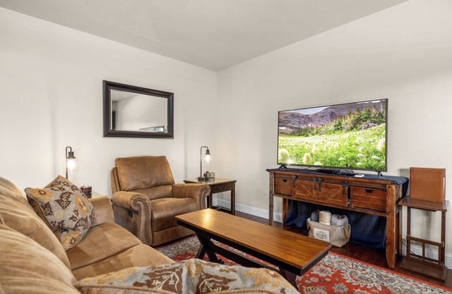 2 bedroom condo in Downtown Whitefish, Close To Glacier Park, Skiing And Golf