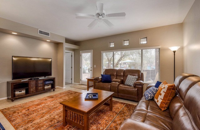 Comfortable condo with renovated kitchen, patio, pool, hot tub & fitness center
