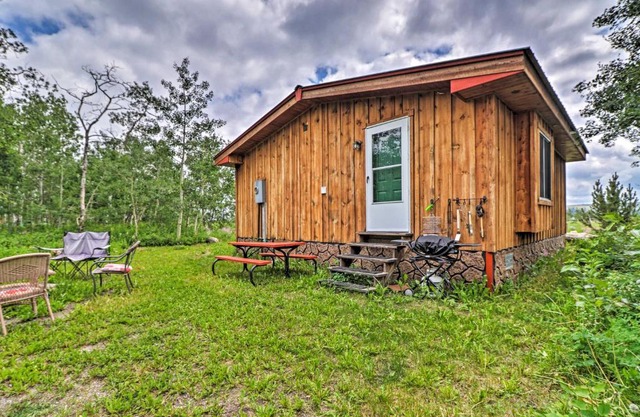 Cozy Duck Lake Cabin Near Glacier Natl Park!