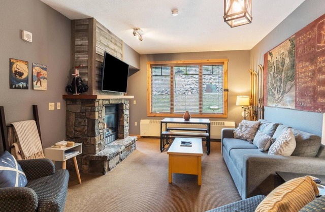 Morning Eagle Lodge Unit 202: Ski-In/Ski-Out with Roof Top Hot Tub