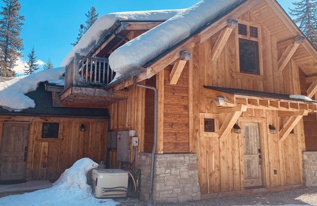 MTNLUX Loft Creekside Sauna & Hot tub