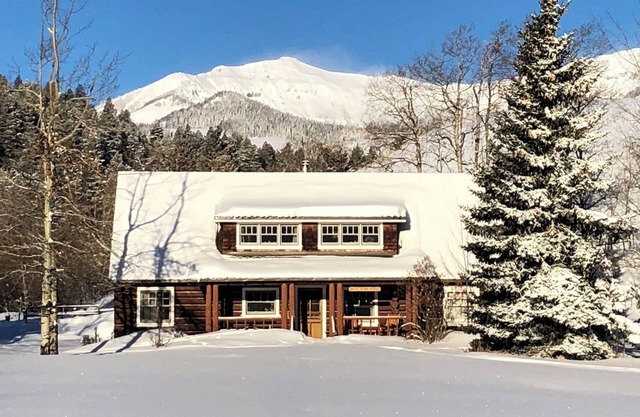 Paradise Valley Log Bunkhouse: 6BR Mountain Retreat on Historic Working Ranch