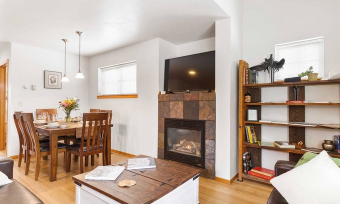 Bozeman Apartment | 143 m² Apartment ∙ 3 bedrooms ∙ 6 guests